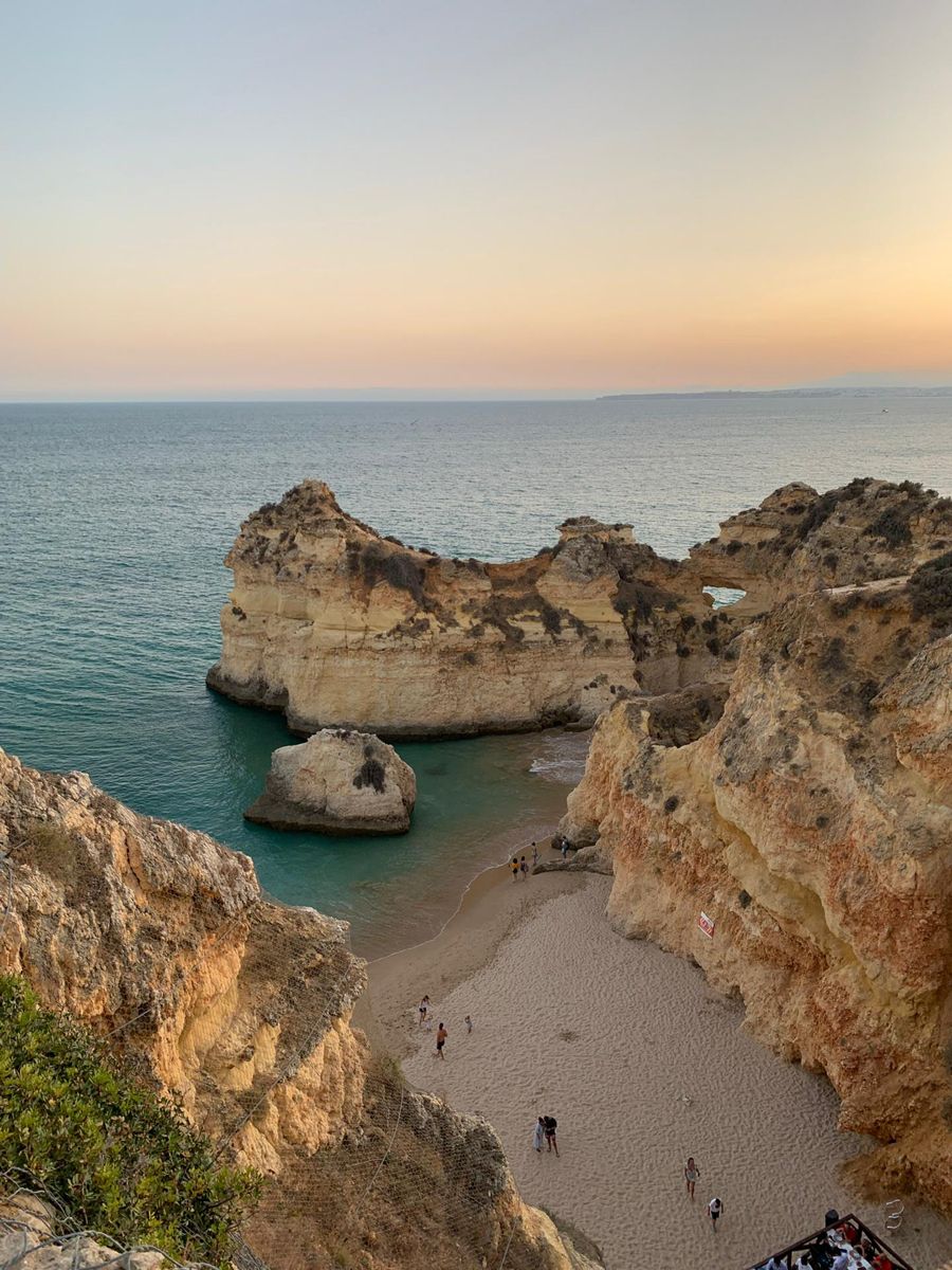 Goldene Felsen und ruhiges Meer an einer geschützten Bucht der Algarve
