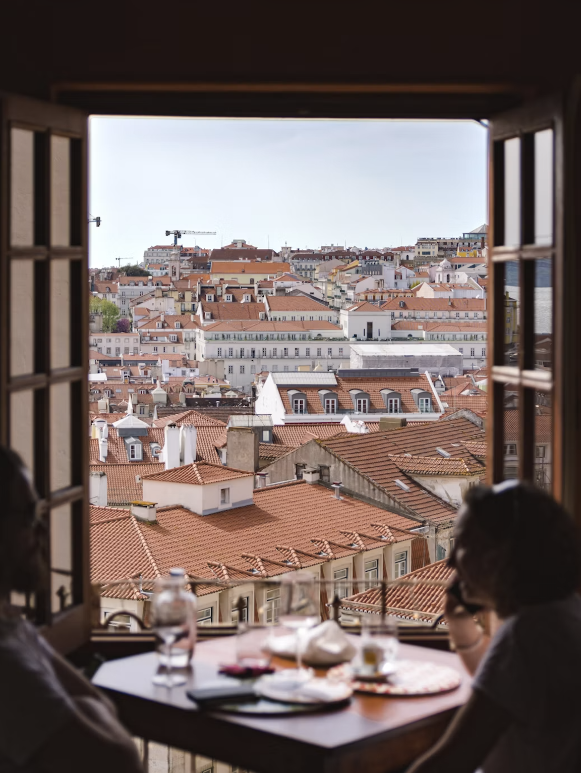 Vista sobre os telhados de Lisboa a partir de uma mesa elegante